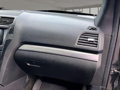 Used 2018 Ford Explorer XLT w/ Equipment Group 202A AWD/4WD image 18