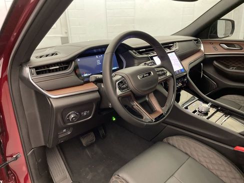 New 2025 Jeep Grand Cherokee Summit image 17