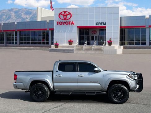 Used 2017 Toyota Tacoma SR5 w/ Tow Package AWD/4WD image 3