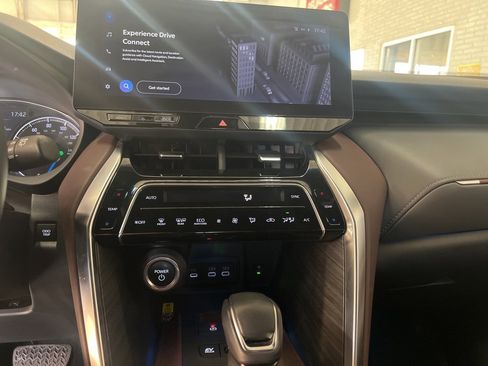 Used 2023 Toyota Venza XLE image 11