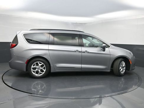 Used 2017 Chrysler Pacifica Touring-L w/ Tire & Wheel Group image 43