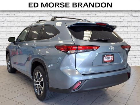 Used 2022 Toyota Highlander XLE image 3
