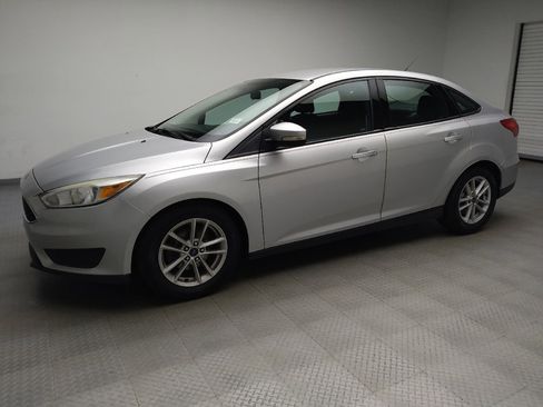 Used 2016 Ford Focus SE w/ SE Cold Weather Package FWD image 2