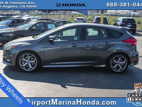 Used 2017 Ford Focus ST image 3