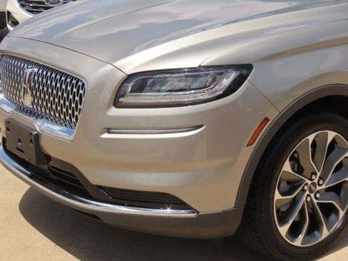 Used 2023 Lincoln Nautilus Reserve AWD/4WD image 3