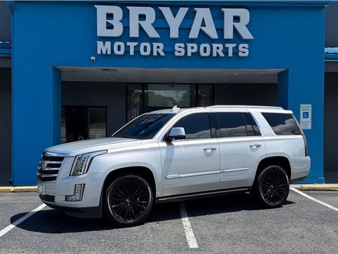 Used 2020 Cadillac Escalade Premium Luxury AWD/4WD image 2