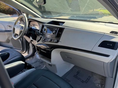 Used 2011 Toyota Sienna LE image 24