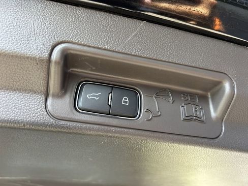 Used 2022 Ford Explorer Platinum w/ Technology Package image 11