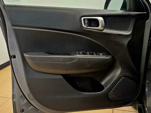 Used 2021 Hyundai Venue SE image 22