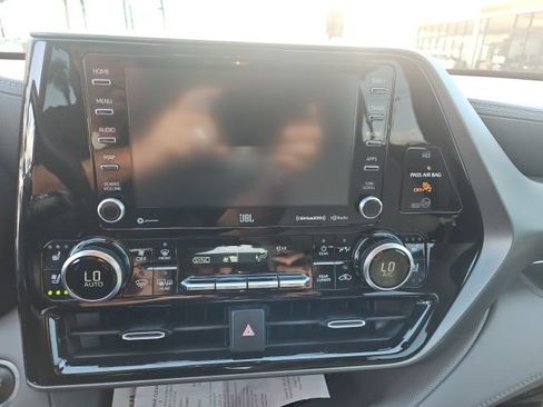Used 2021 Toyota Highlander Limited AWD/4WD image 6