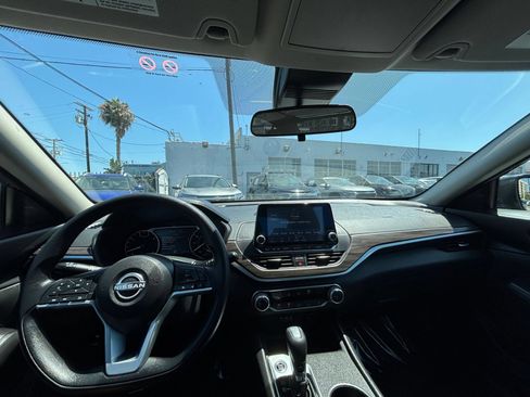 Used 2025 Nissan Altima 2.5 SV FWD image 29