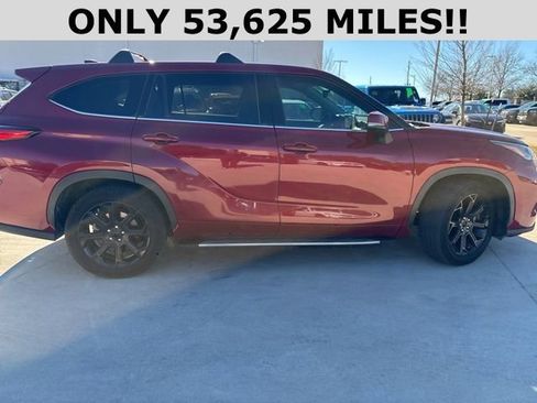 Used 2022 Toyota Highlander LE image 2