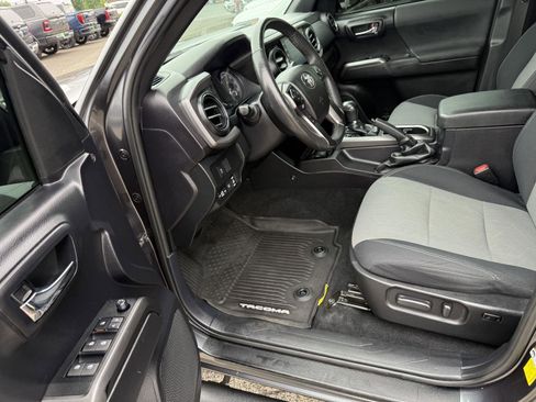 Used 2021 Toyota Tacoma TRD Off-Road AWD/4WD image 14
