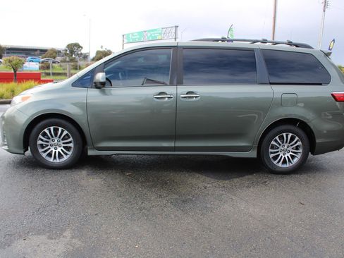 Used 2020 Toyota Sienna XLE w/ XLE Navigation Package image 5