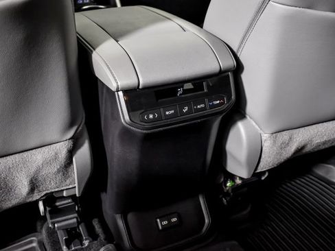 Used 2025 Toyota Highlander XLE AWD/4WD image 42