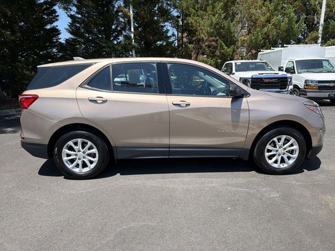 Used 2018 Chevrolet Equinox LS AWD/4WD image 11
