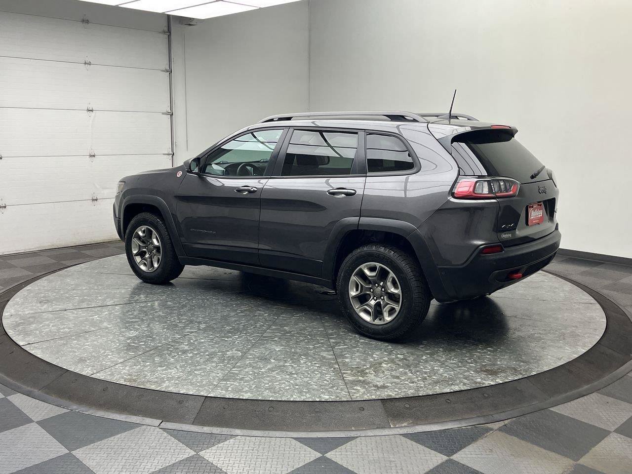 Used 2019 Jeep Cherokee Trailhawk AWD/4WD image 2