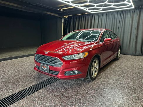 Used 2014 Ford Fusion SE FWD image 3