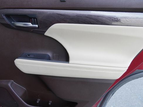 Used 2022 Toyota Highlander Limited image 34