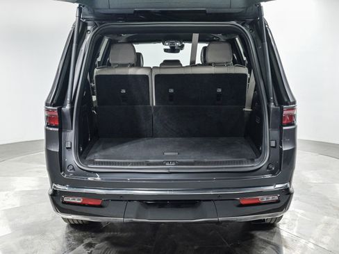 Used 2025 Jeep Wagoneer Series II w/ 8-Passenger Seating Package AWD/4WD image 6