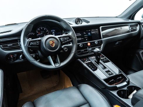 Certified 2026 Porsche Macan AWD/4WD image 4
