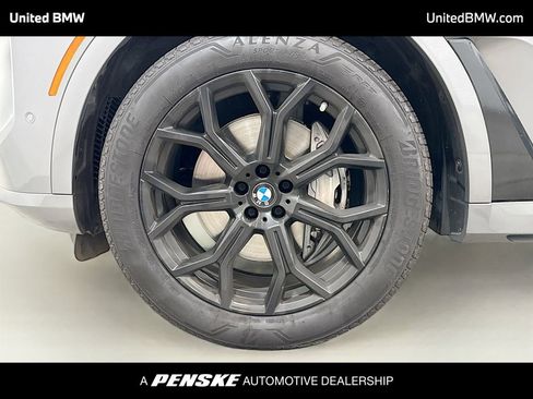 Used 2023 BMW X7 xDrive40i w/ Premium Package image 2