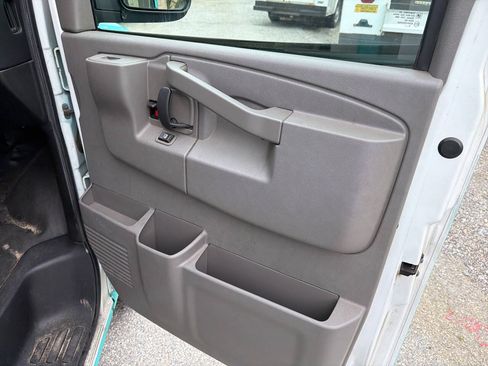 Used 2017 Chevrolet Express 3500 RWD image 15