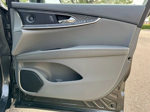 Used 2019 Lincoln Nautilus Reserve image 30