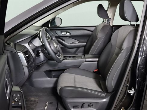 Used 2024 Nissan Rogue SV image 9