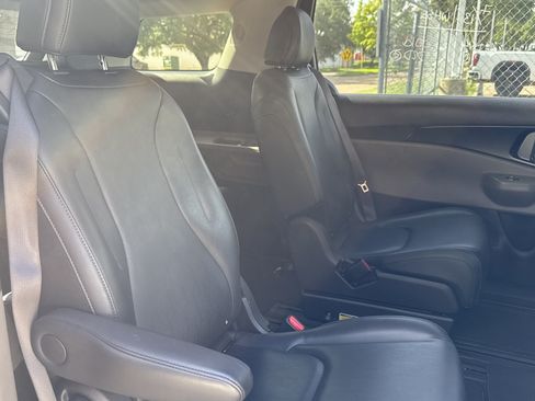 Used 2025 Kia Carnival FWD image 9