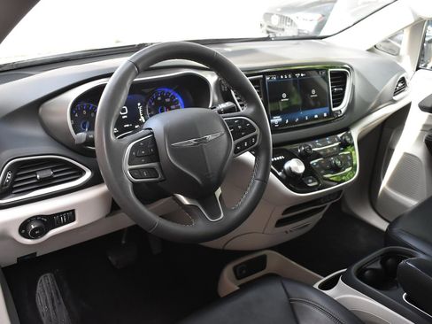 Used 2024 Chrysler Pacifica Touring-L FWD image 13