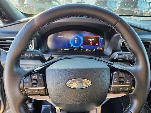 Used 2023 Ford Explorer Platinum w/ Technology Package AWD/4WD image 24
