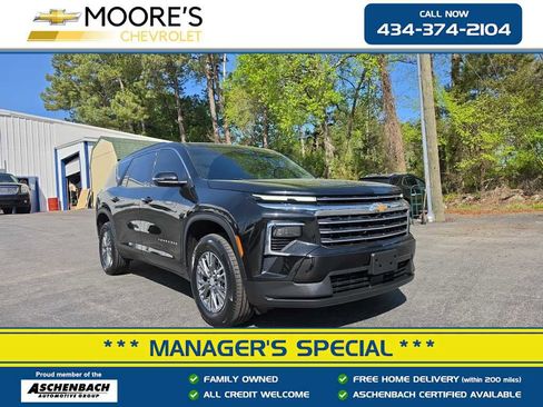Used 2025 Chevrolet Traverse LT w/ Driver Confidence Package FWD image 1