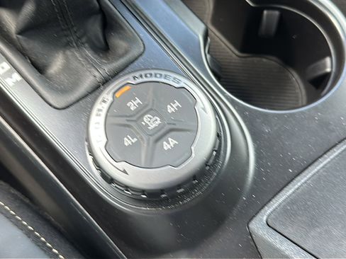 Used 2025 Ford Bronco Badlands image 32