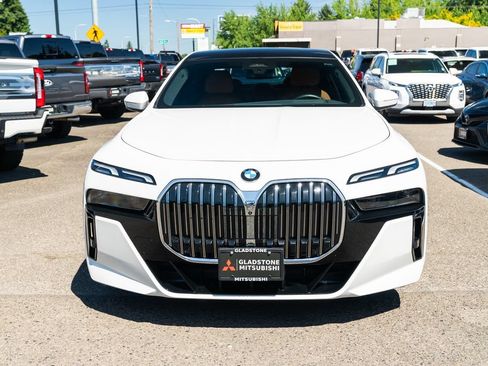 Used 2025 BMW 740i xDrive w/ Premium Package AWD/4WD image 2