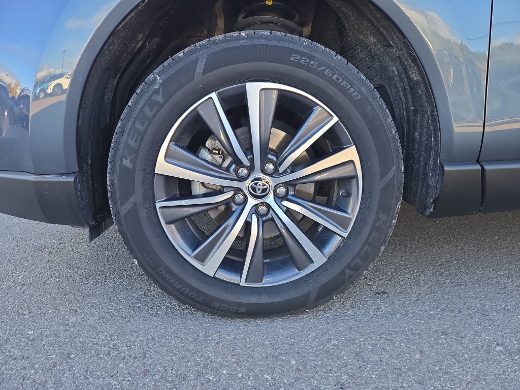Used 2023 Toyota Venza LE AWD/4WD image 10