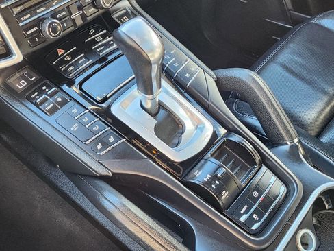Used 2014 Porsche Cayenne Platinum Edition image 21