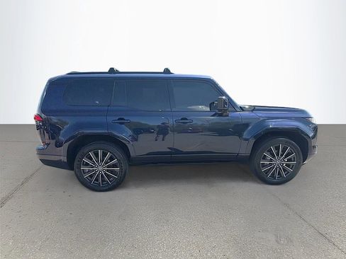 Used 2025 Lexus GX 550 w/ Accessory Package (2T) image 3