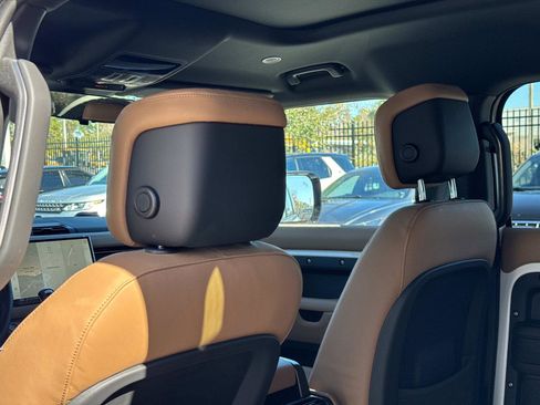 New 2025 Land Rover Defender 110 X-Dynamic SE image 15