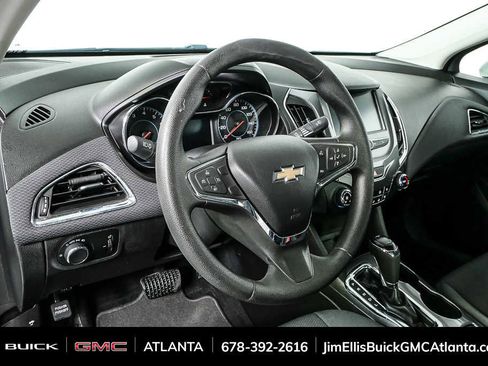 Used 2017 Chevrolet Cruze LT image 4