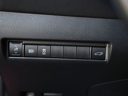 Used 2022 Toyota Venza LE image 18