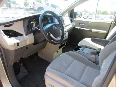 Used 2017 Toyota Sienna LE FWD image 9