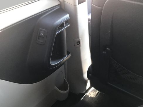 Used 2016 Chrysler Town & Country LX FWD image 31