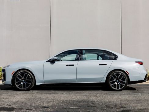 Used 2025 BMW 740i xDrive image 2