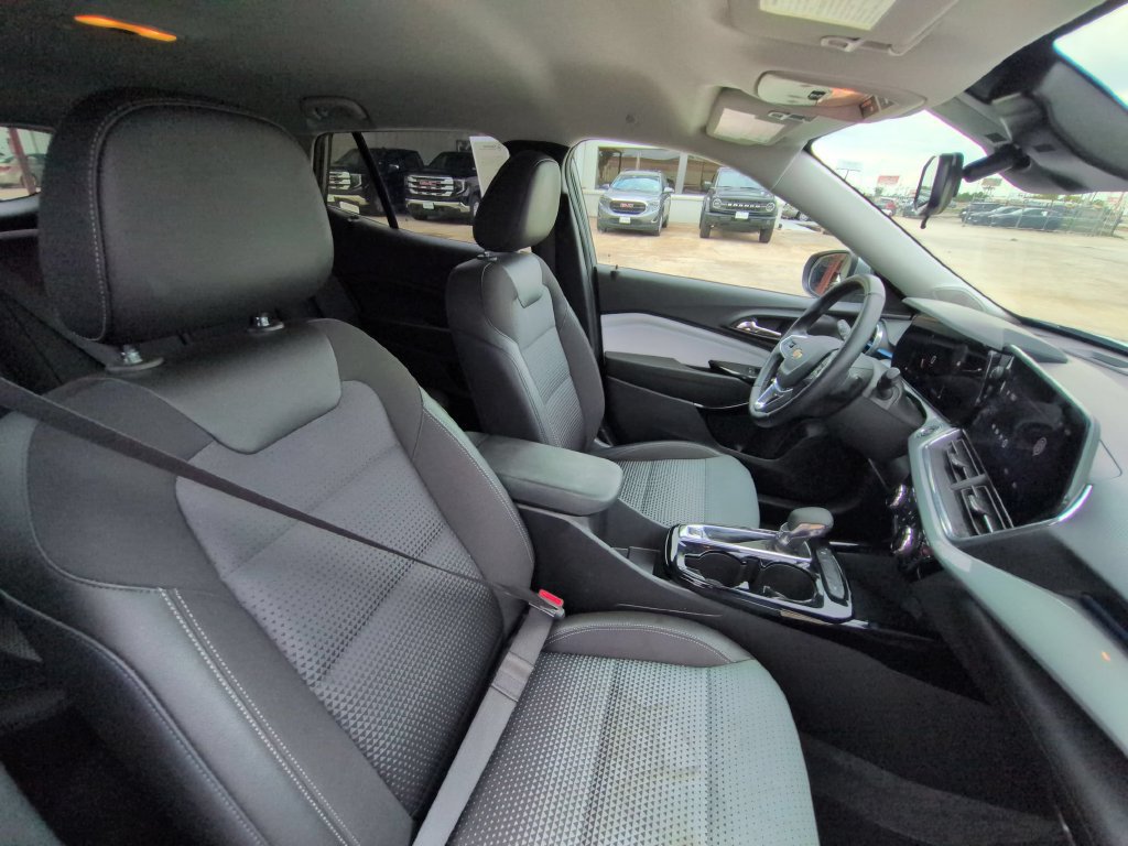 Used 2025 Chevrolet Trax LT w/ LT Convenience Package FWD image 30
