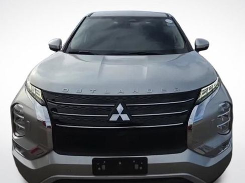 Used 2022 Mitsubishi Outlander SE image 2