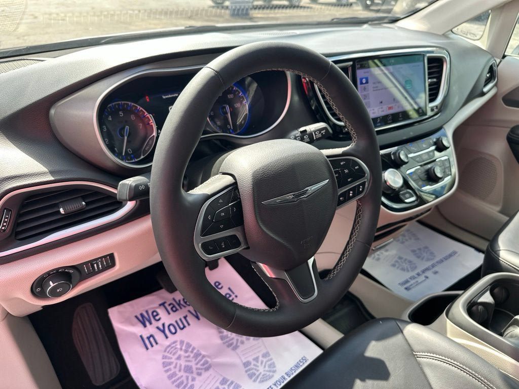 Used 2023 Chrysler Pacifica Touring-L FWD image 17