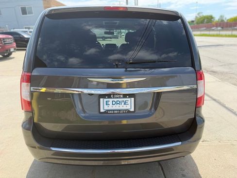 Used 2016 Chrysler Town & Country Touring w/ Driver Convenience Group FWD image 6