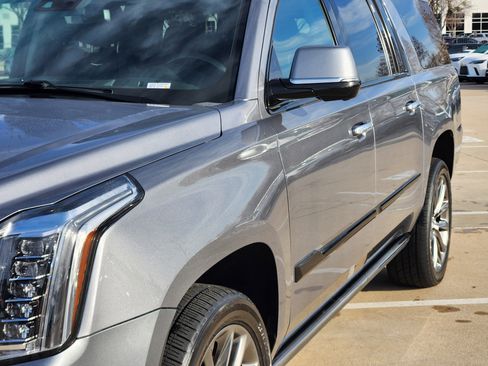 Used 2020 Cadillac Escalade ESV Premium Luxury image 9