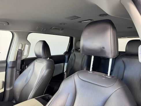 Used 2023 Kia Carnival LX image 3